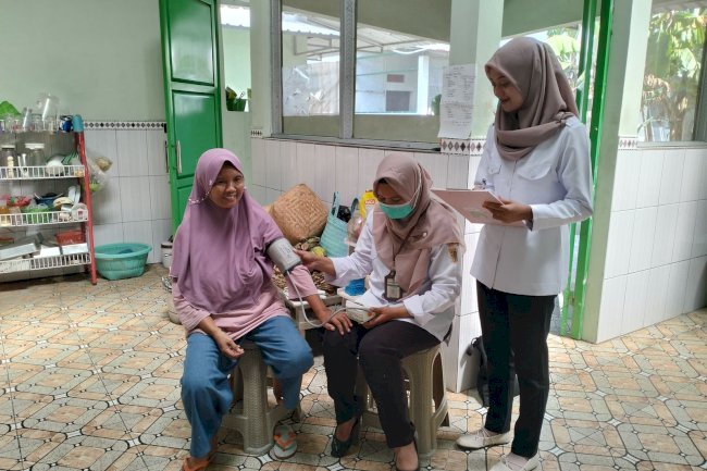 Kunjungan Rumah Bersama Kader Di Desa Tambak