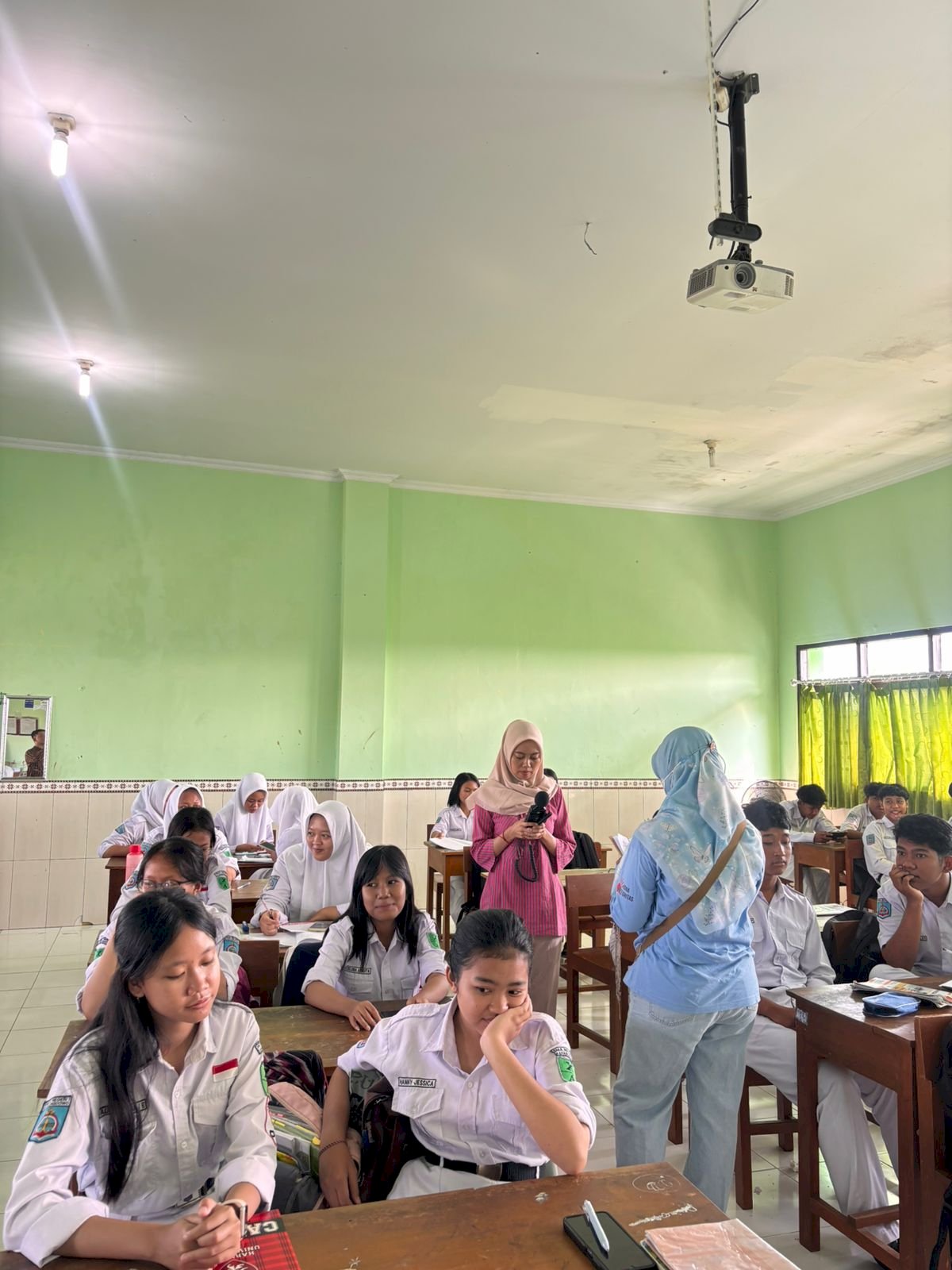 Pemeriksaan inspeksi kesehatan lingkungan di sekolah (IKL) di SMAN 1 Karangdowo