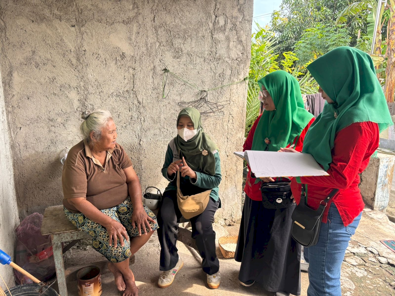 KUNJUNGAN RUMAH OLEH KADER POSYANDU DESA TAMBAK