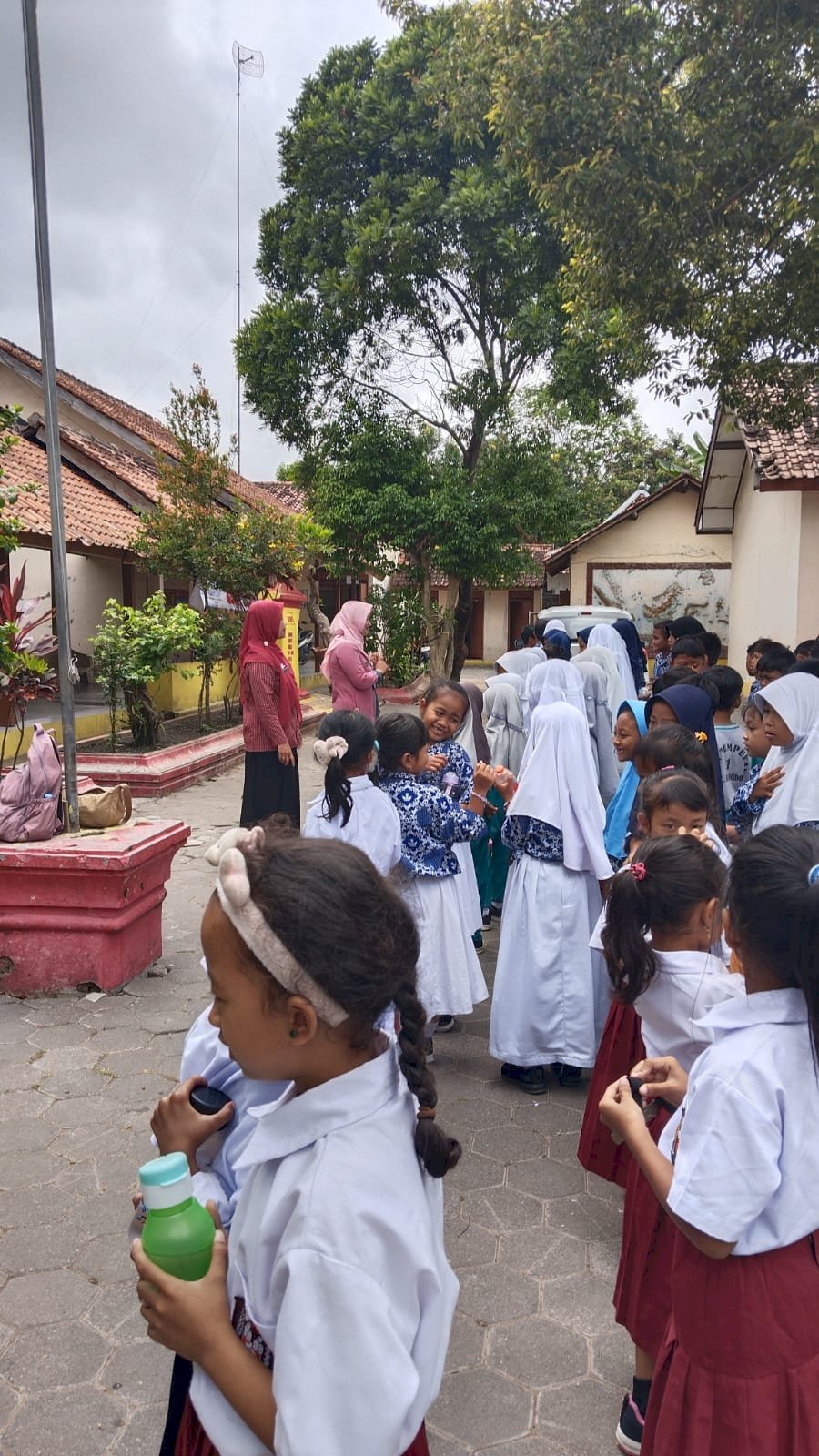 Pemberian Obat Cacing Pada Anak Sekolah